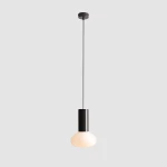 Lampa wisząca Flo Mokka D19 z pojedynczym źródłem światła E14. Posiada czarną metalową podstawę i okrągły, matowy klosz w kolorze białym. Zawieszona na cienkim przewodzie, w prostym, nowoczesnym stylu. Tło jasnoszare.