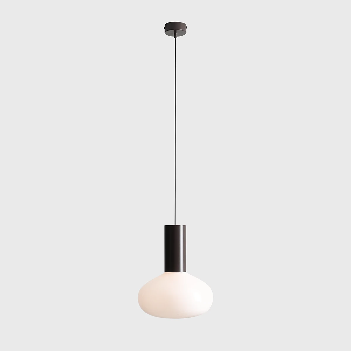 Lampa wisząca Flo Mokka D26 z jednym miejscem na żarówkę E14. Klosz w kształcie kulistym w kolorze matowej bieli, z czarnym metalowym uchwytem. Zawieszona na cienkim przewodzie, w prostym, minimalistycznym stylu, na jednolitym tle.