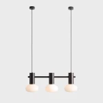 Lampa wisząca Flo Mokka z trzema źródłami światła E14. Metalowa konstrukcja w kolorze czarnym z trzema okrągłymi kloszami z mlecznego szkła. Zawieszona na dwóch przewodach, w surowym, minimalistycznym stylu. Tło jasnoszare.