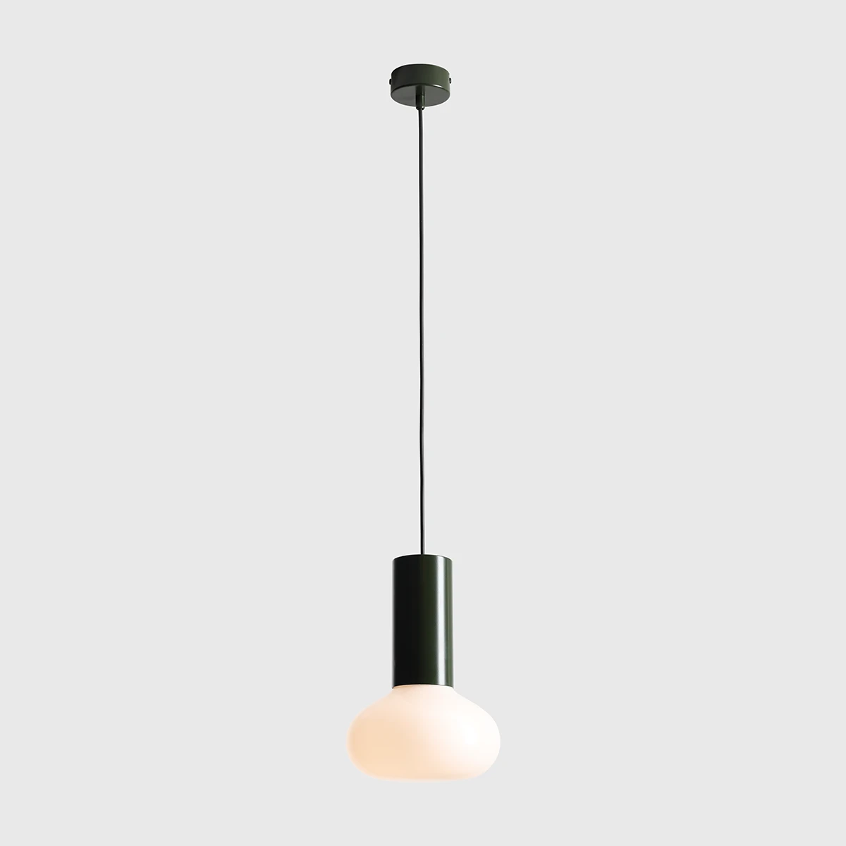Lampa wisząca Flo Moss D19 z oprawą w kolorze ciemnozielonym i matowym kloszem w kształcie kuli. Zawieszona na czarnym przewodzie, idealna do nowoczesnych wnętrz. Wymiary i detale nie są widoczne.
