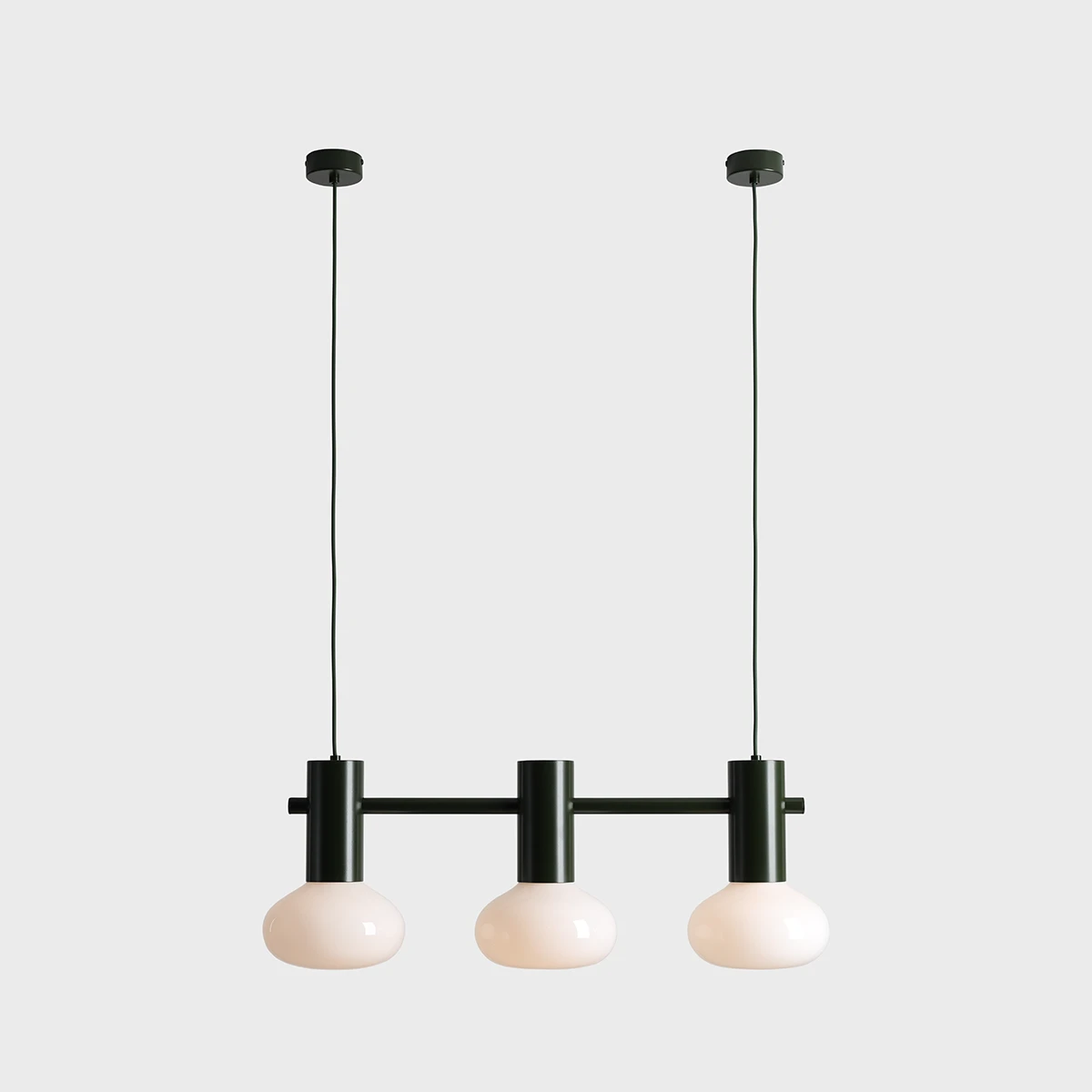 Lampa wisząca Flo Moss z trzema kloszami E14 w kształcie kulistym, wykonana z białego szkła. Metalowa konstrukcja w kolorze ciemnozielonym, zawieszona na cienkich linkach. Prosty, nowoczesny design.