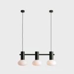 Lampa wisząca Flo Moss z trzema kloszami E14 w kształcie kulistym, wykonana z białego szkła. Metalowa konstrukcja w kolorze ciemnozielonym, zawieszona na cienkich linkach. Prosty, nowoczesny design.