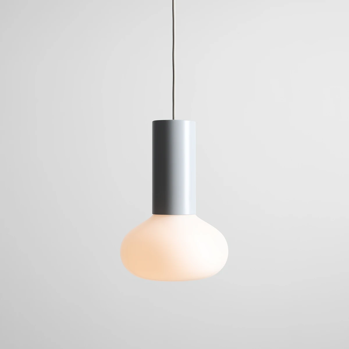 Lampa wisząca Flo Grey D19 z oprawą w kolorze szarym i kloszem w kształcie kuli, wykonanym z mlecznego szkła, zawieszona na cienkim przewodzie. Klosz ma delikatnie zaokrąglony kształt, co nadaje mu nowoczesny charakter.