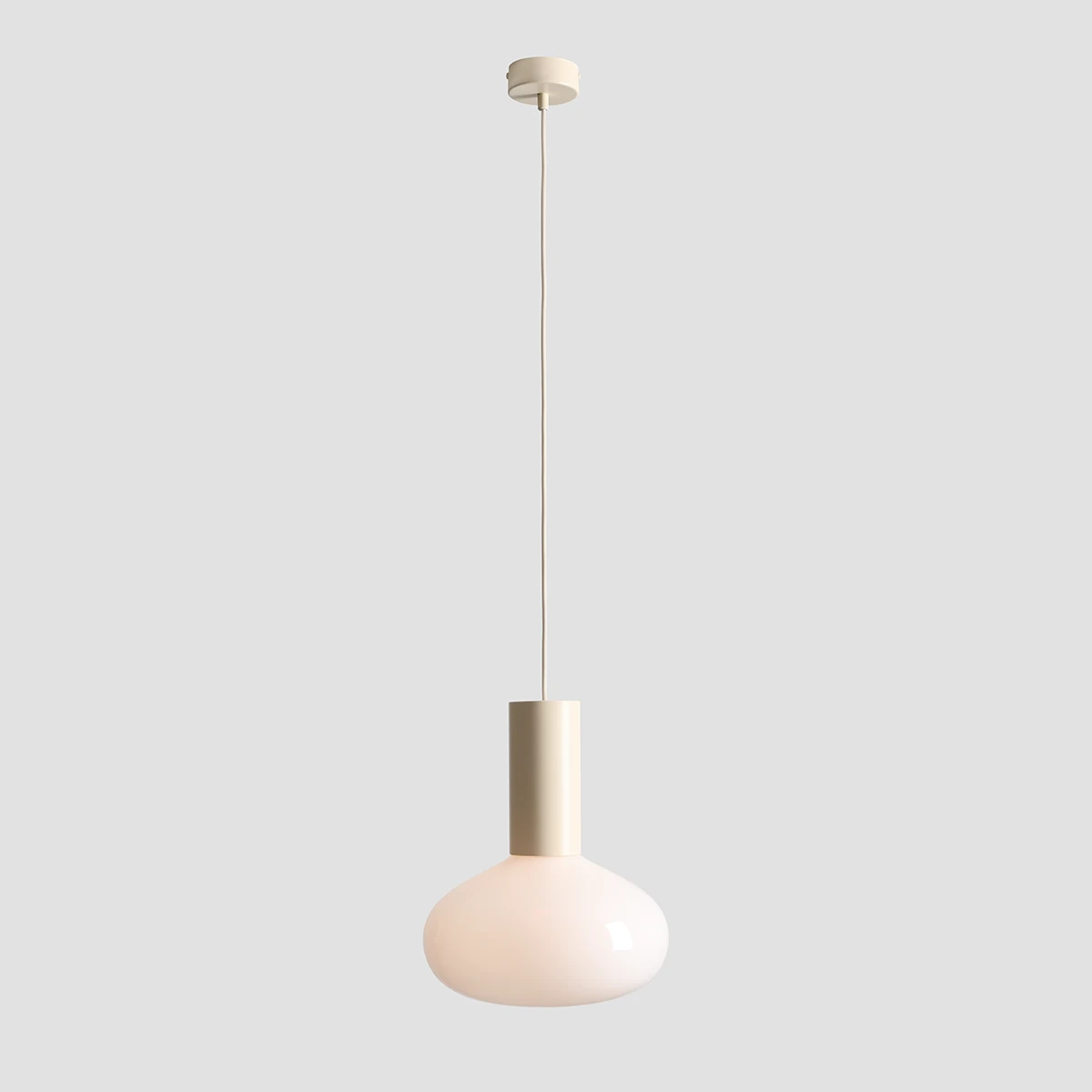 Lampa wisząca Flo Cream D26 z kloszem w kształcie kuli i metalowym uchwytem w kolorze złotym. Zawieszona na długim kablu, prezentuje minimalistyczny design. Wykonana z mlecznego szkła, idealna do nowoczesnych wnętrz.