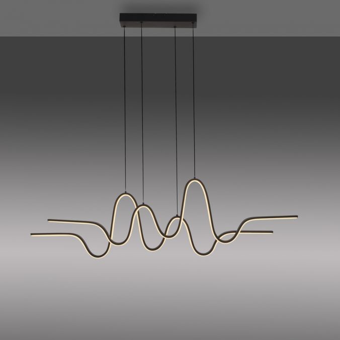 Lampa wisząca LED Altitude 59W 3000K w kolorze czarnym, o organicznej, falistej formie. Zawieszona na czarnych linkach, z prostokątnym mocowaniem sufitowym, emituje ciepłe światło, idealna do nowoczesnych wnętrz.