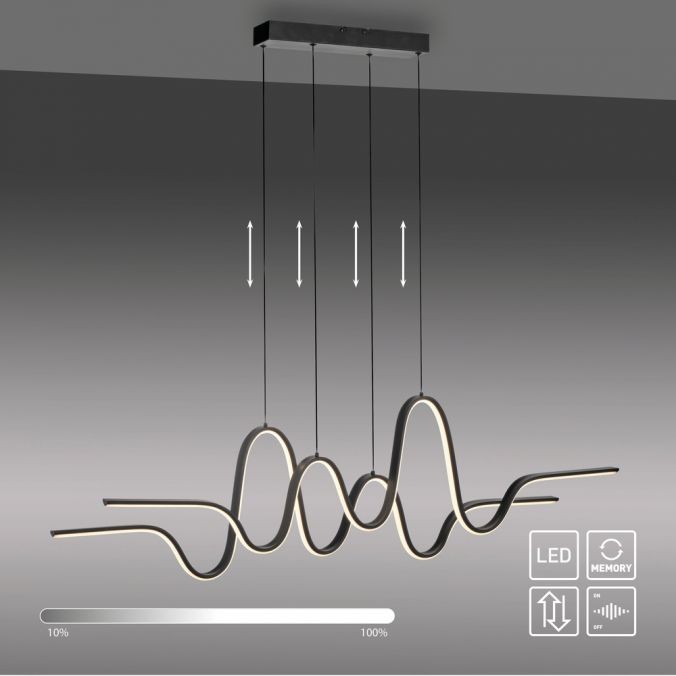 Lampa wisząca LED Altitude 59W 3000K w kolorze czarnym, z falistym kształtem. Zawieszona na trzech cienkich linkach, z minimalistycznym, prostokątnym uchwytem. Widoczny suwak do regulacji jasności oraz ikony LED i pamięci. Tło w odcieniach szarości.