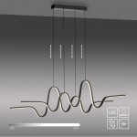 Lampa wisząca LED Altitude 59W 3000K w kolorze czarnym, z falistym kształtem. Zawieszona na trzech cienkich linkach, z minimalistycznym, prostokątnym uchwytem. Widoczny suwak do regulacji jasności oraz ikony LED i pamięci. Tło w odcieniach szarości.