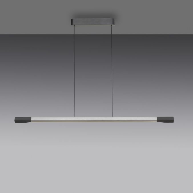 Lampa wisząca LED Hoop 27W 3000K w kolorze aluminium i antracytu. Prosty, wydłużony kształt z zaokrąglonymi końcami. Zawieszona na cienkich linkach, z minimalistycznym stelażem sufitowym. Tło szare, jednolite.