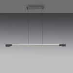 Lampa wisząca LED Hoop 27W 3000K w kolorze aluminium i antracytu. Prosty, wydłużony kształt z zaokrąglonymi końcami. Zawieszona na cienkich linkach, z minimalistycznym stelażem sufitowym. Tło szare, jednolite.