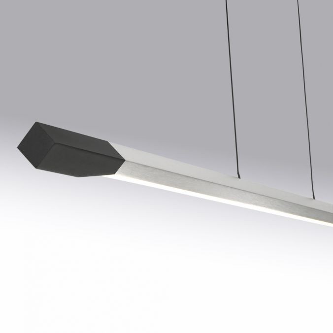 Lampa wisząca LED Hoop o mocy 27W, barwie światła 3000K, wykonana z aluminium w kolorze antracytowym. Ma prostokątny kształt z wyraźnym, czarnym akcentem na końcach. Zawieszona na cienkich linkach, idealna do nowoczesnych wnętrz.