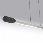 Lampa wisząca LED Hoop o mocy 27W, barwie światła 3000K, wykonana z aluminium w kolorze antracytowym. Ma prostokątny kształt z wyraźnym, czarnym akcentem na końcach. Zawieszona na cienkich linkach, idealna do nowoczesnych wnętrz.