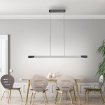 Lampa wisząca LED Hoop 27W 3000K wykonana z aluminium i antracytu, zawieszona na cienkich żyłkach. Ma prostokątny kształt z matowym wykończeniem, umieszczona nad drewnianym stołem w jasnym wnętrzu z szarymi krzesłami.
