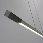Lampa wisząca LED Hoop o mocy 27W, kolor aluminium z antracytowymi akcentami. Zbliżenie na smukły, prostokątny kształt z wbudowanym źródłem światła w ciepłym odcieniu 3000K, zawieszona na cienkich linkach.