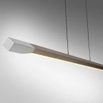 Lampa wisząca LED Hoop 27W 3000K w brązowym kolorze z aluminium. Optyka w kształcie prostokątnej belki, zawieszona na czarnych przewodach. Górna część z metalicznym wykończeniem, dolna z ciepłym światłem LED.