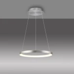Lampa wisząca LED Hoop w kształcie koła, wykonana z aluminium. Wyposażona w źródło światła o mocy 37W i barwie 3000K. Zawieszona na cienkich linkach, z sufitowym mocowaniem, prezentuje minimalistyczny design.