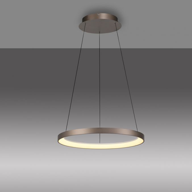 Lampa wisząca LED Hoop koło o mocy 37W, kolor kawowy. Okrągły kształt z białym światłem, zawieszona na cienkich linkach, montowana do sufitu. Tło szare, minimalistyczne.