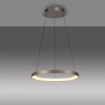 Lampa wisząca LED Hoop koło o mocy 37W, kolor kawowy. Okrągły kształt z białym światłem, zawieszona na cienkich linkach, montowana do sufitu. Tło szare, minimalistyczne.