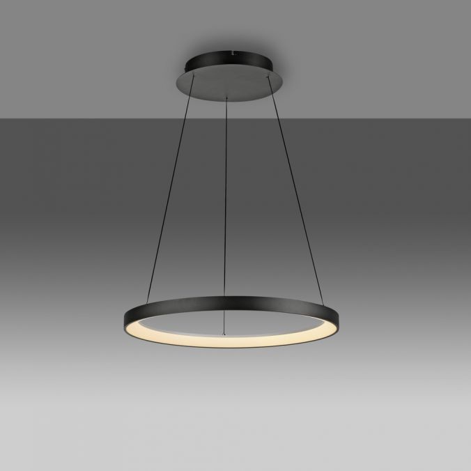 Lampa wisząca LED Hoop w kształcie koła, czarna, z mocowaniem sufitowym, zawieszona na cienkich linkach. Emituje ciepłe światło o temperaturze 3000K i mocy 37W. Prosty, nowoczesny design idealny do różnych wnętrz.