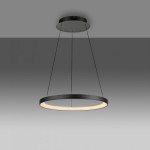 Lampa wisząca LED Hoop w kształcie koła, czarna, z mocowaniem sufitowym, zawieszona na cienkich linkach. Emituje ciepłe światło o temperaturze 3000K i mocy 37W. Prosty, nowoczesny design idealny do różnych wnętrz.