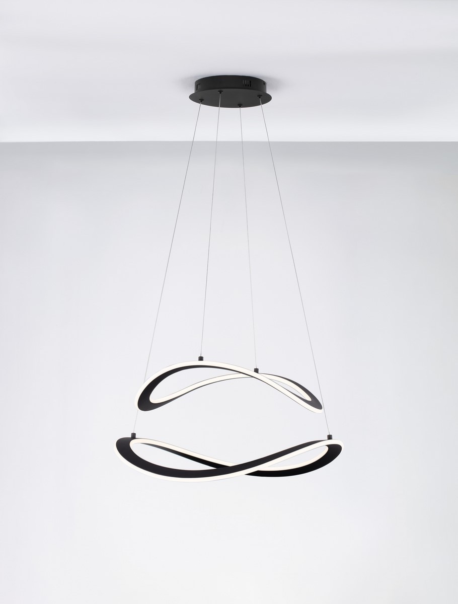 Lampa wisząca Jauja z dwoma źródłami LED 87W, czarna, o nowoczesnym, falistym kształcie. Zawieszona na cienkich linkach, prezentuje minimalistyczny design. Tło jasne, co podkreśla elegancję lampy.