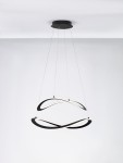 Lampa wisząca Jauja z dwoma źródłami LED 87W, czarna, o nowoczesnym, falistym kształcie. Zawieszona na cienkich linkach, prezentuje minimalistyczny design. Tło jasne, co podkreśla elegancję lampy.