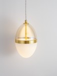 Lampa wisząca Arena 1xLED 20W w złotym kolorze, z przezroczystym kloszem w kształcie jajka. Oświetlenie z białym, matowym elementem na dole, zawieszona na cienkim, metalowym kablu. Idealna do nowoczesnych wnętrz.