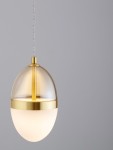 Lampa wisząca Arena 1xLED 13W w kolorze złotym, o okrągłym kształcie, z przezroczystym kloszem nad białym, matowym szklanym elementem. Ujęcie frontalne, zawieszona na białym przewodzie, na jednolitym tle.
