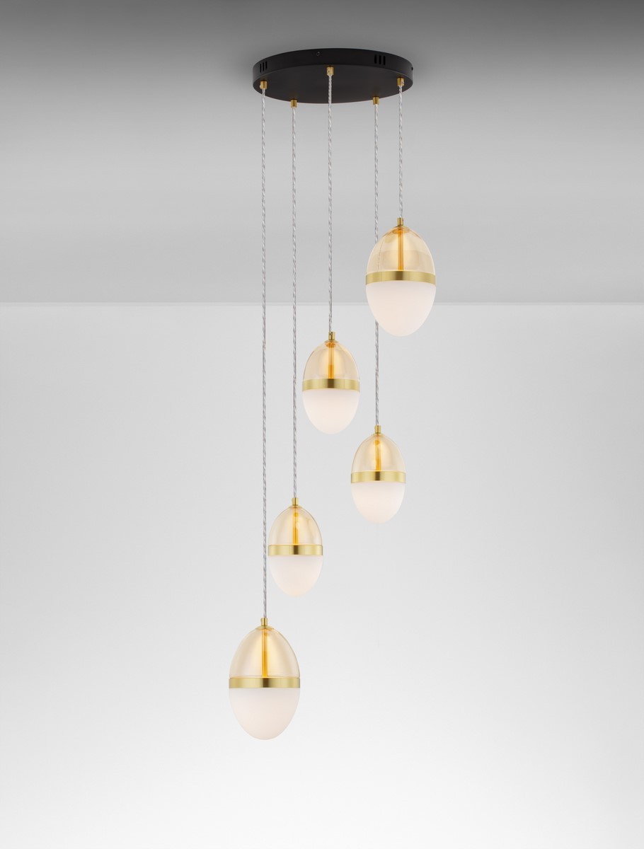 Lampa wisząca Arena z pięcioma kloszami LED w kształcie jajek, w kolorze czarnym i złotym. Klosze wykonane z mlecznego szkła, zawieszone na cienkich, metalowych linkach. Montaż sufitowy, elegancki design, idealna do nowoczesnych wnętrz.