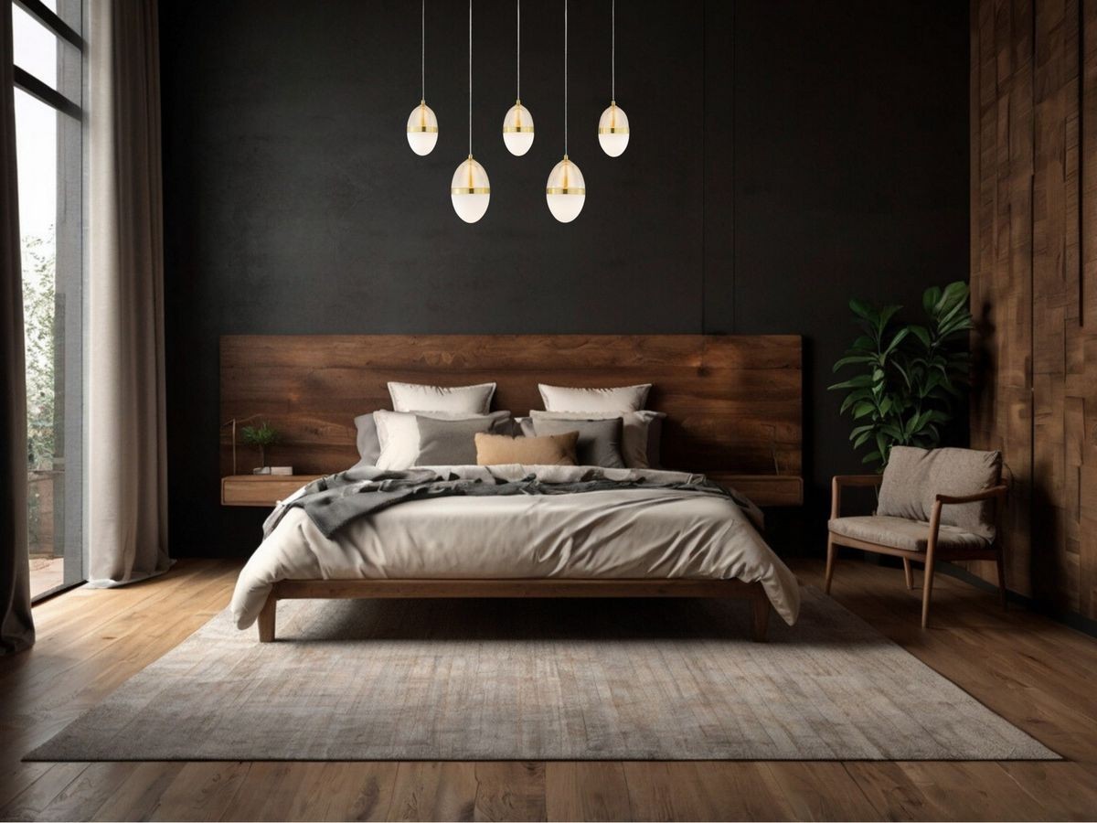 Lampa wisząca Arena 5xLED 58W w kolorze czarnym i złotym, zawieszona w sypialni. Posiada pięć owalnych kloszy, umieszczonych na cienkich linkach. Otoczenie: łóżko z drewnianym zagłówkiem, rośliny, jasne zasłony i drewniana podłoga.