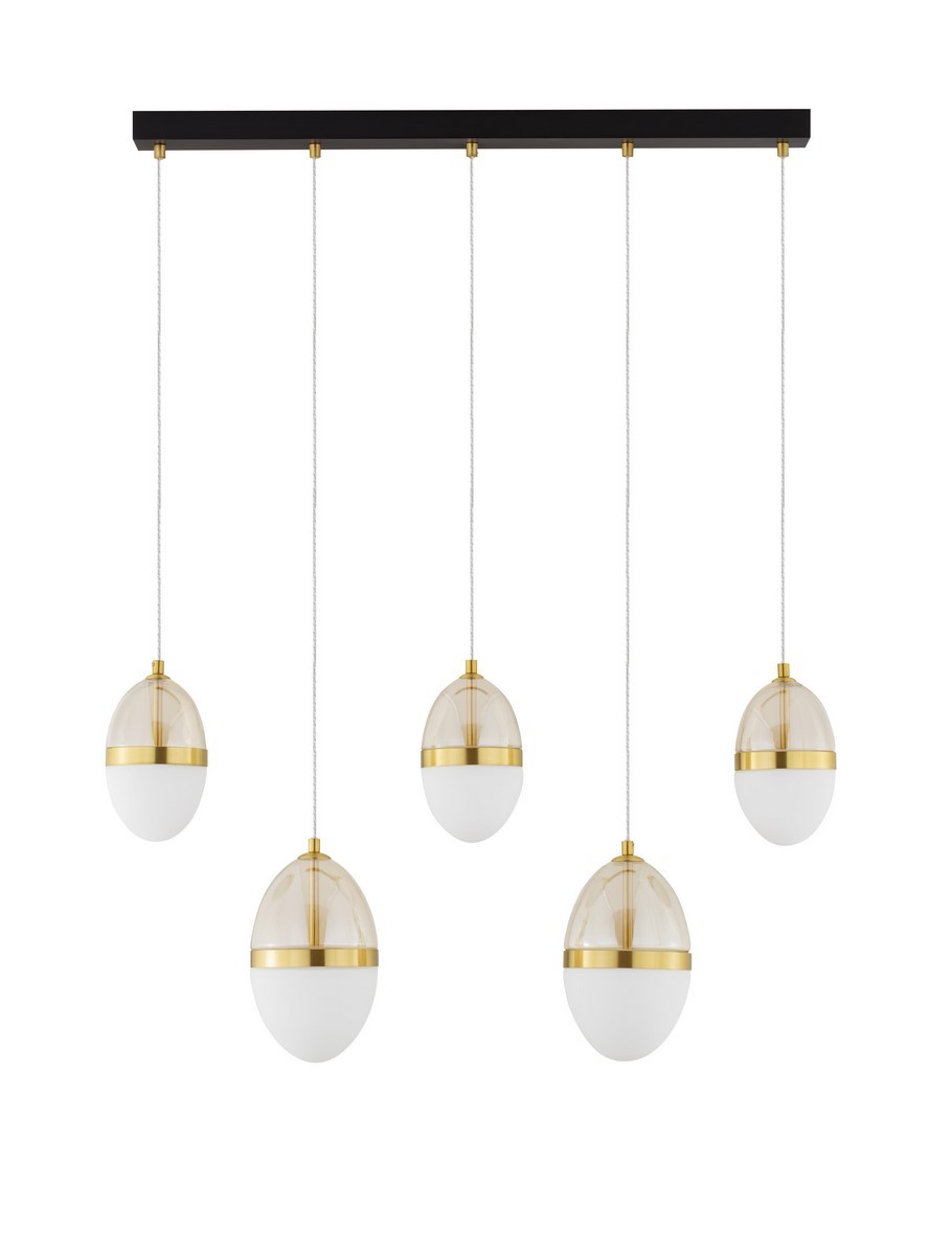 Lampa wisząca Arena z pięcioma kloszami LED. Klosze w kształcie owalu, z przezroczystą górą i białą dolną częścią, ozdobione złotym paskiem. Konstrukcja w kolorze czarnym, zawieszona na białych sznurach, montowana pod sufitem.
