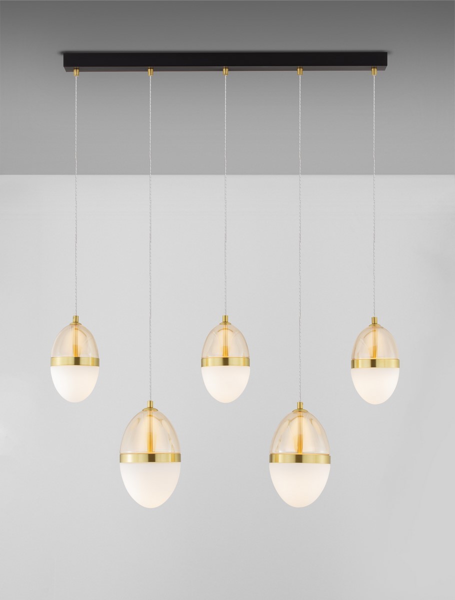 Lampa wisząca Arena z pięcioma kloszami LED, w kolorze czarnym z złotymi detalami. Klosze mają owalny kształt, wykonane z przezroczystego szkła i białego materiału. Ułożona poziomo na czarnym stelażu, zawieszona na cienkich sznurkach.