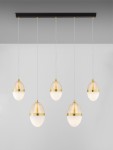 Lampa wisząca Arena z pięcioma kloszami LED, w kolorze czarnym z złotymi detalami. Klosze mają owalny kształt, wykonane z przezroczystego szkła i białego materiału. Ułożona poziomo na czarnym stelażu, zawieszona na cienkich sznurkach.