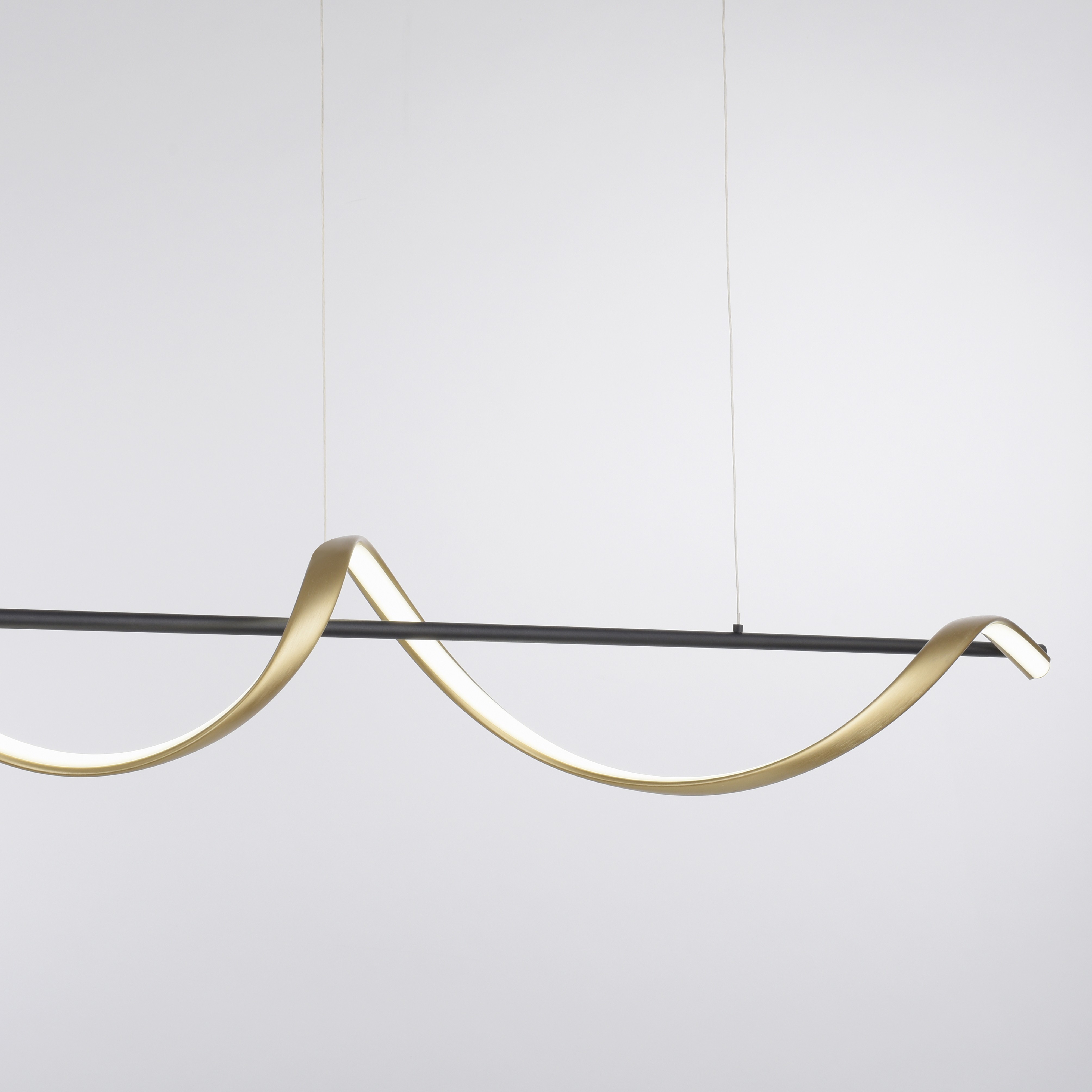 Lampa wisząca Q-swing z pilotem LED 28W w kolorze antracytowym z mosiężnymi akcentami. Kształt falisty, zawieszona na cienkich linkach. Źródło światła LED z możliwością regulacji barwy. Prosta, nowoczesna forma, idealna do różnych wnętrz.