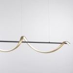 Lampa wisząca Q-swing z pilotem LED 28W w kolorze antracytowym z mosiężnymi akcentami. Kształt falisty, zawieszona na cienkich linkach. Źródło światła LED z możliwością regulacji barwy. Prosta, nowoczesna forma, idealna do różnych wnętrz.