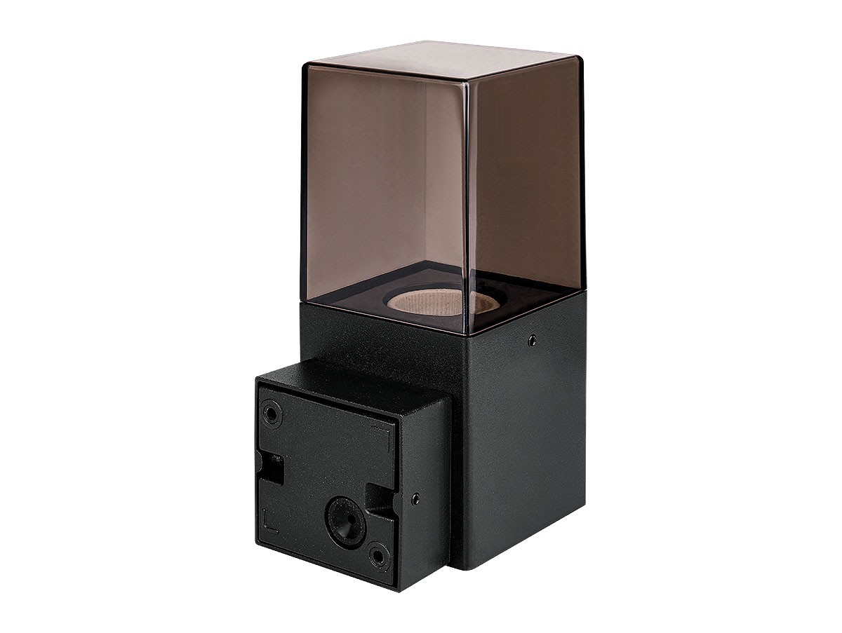 Czarny kinkiet zewnętrzny Denver z czujnikiem ruchu, z prostokątną bazą i przezroczystym kloszem. E27, zamontowany na ścianie, widoczny otwór na żarówkę. Prostota formy, idealny do użytku na zewnątrz.