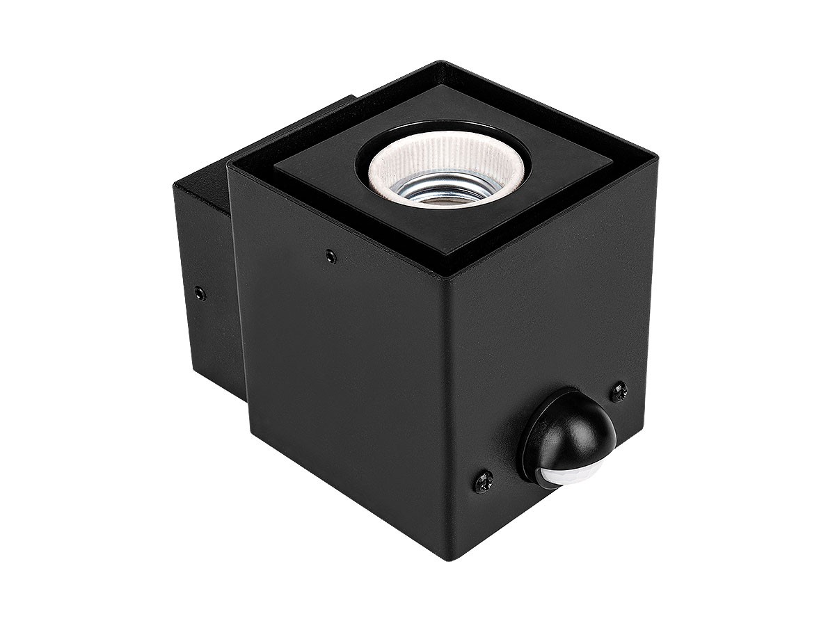 Kinkiet zewnętrzny Denver w kolorze czarnym, prostokątny, z miejscem na żarówkę E27. Widoczny czujnik ruchu z boku. Ujęcie frontalne, produkt zamontowany, matowa powierzchnia.