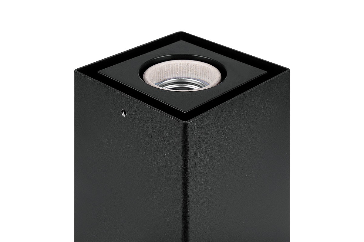 Czarna lampa stojąca ogrodowa Denver H30 z oprawą E27. Widok z góry na kwadratową podstawę z otworem na żarówkę. Produkt wykonany z matowego materiału, prosty kształt, brak dekoracji.