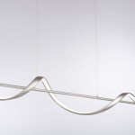 Lampa wisząca Q-swing w kolorze niklu satynowego, z elastycznym kształtem fali. Posiada zintegrowane oświetlenie LED 28W CCT, zawieszona na cienkich linkach. Pilot umożliwia zdalne sterowanie. Tło proste, jasne.