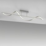 Lampa sufitowa Q-swing LED 24W CCT w kolorze niklu satynowego, o falistym kształcie, z zamontowanym pilotem. Ujęcie frontalne, produkt zawieszony pod sufitem na prostokątnej podstawie.