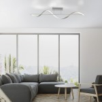 Lampa sufitowa Q-swing LED 24W CCT w kolorze niklu satynowego, o falistym kształcie, zawieszona na suficie w nowoczesnym wnętrzu. Oświetlenie z pilotem, idealne do salonu, umieszczone nad sofą i stolikiem.