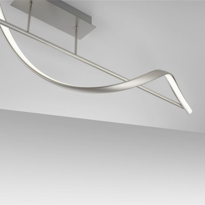 Lampa sufitowa Q-swing LED 24W CCT w kolorze nikiel satyna, z charakterystycznym, falistym kształtem. Zawieszona na prostokątnej podstawie, idealna do nowoczesnych wnętrz, z możliwością sterowania pilotem.