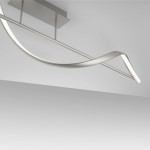 Lampa sufitowa Q-swing LED 24W CCT w kolorze nikiel satyna, z charakterystycznym, falistym kształtem. Zawieszona na prostokątnej podstawie, idealna do nowoczesnych wnętrz, z możliwością sterowania pilotem.