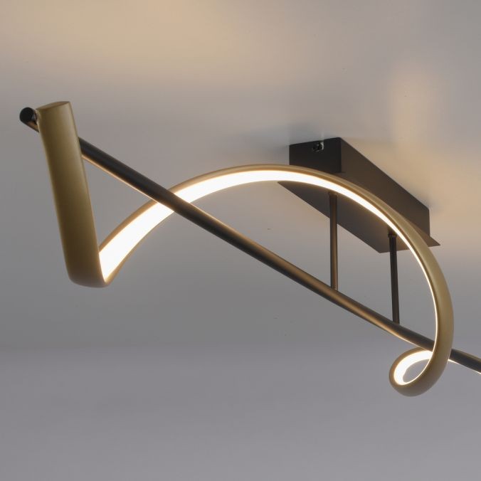 Lampa sufitowa Q-swing LED 24W w kolorze antracytowym i miedzianym. Złożona z zakrzywionej, cienkiej rury z diodami LED, zamontowanej na prostokątnej podstawie. Posiada pilot do zdalnego sterowania. Prosty, nowoczesny design.