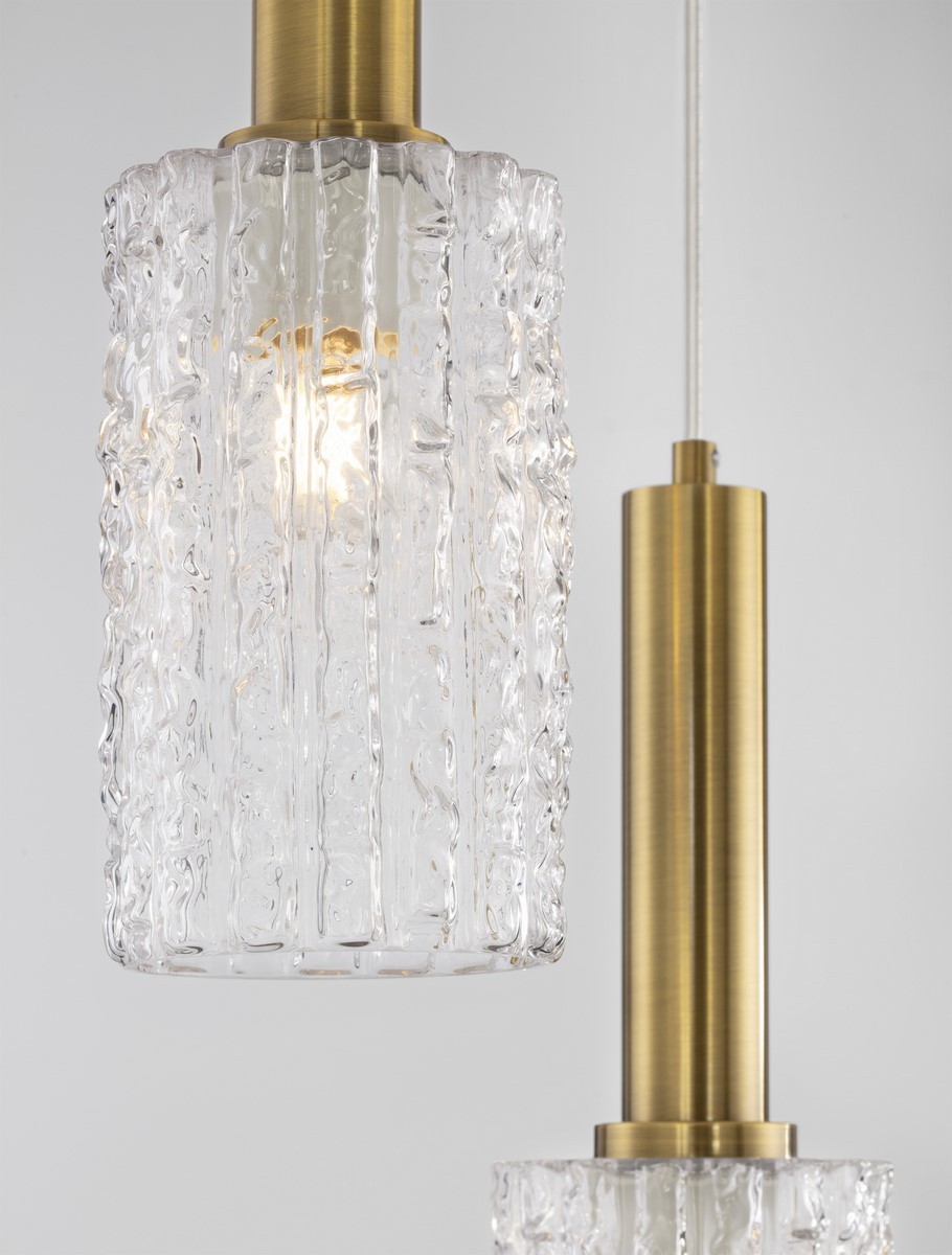 Lampa wisząca Oroya z trzema źródłami E27, z przezroczystym kloszem w strukturalnym wzorze oraz metalowymi elementami w kolorze złotym. Produkt zawieszony na białym przewodzie, ukazujący elegancki design.