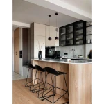 Lampa wisząca Lima 1xLED 13W w kolorze czarnym, z eleganckimi, okrągłymi kloszami, zawieszona nad drewnianym blatem kuchennym. W tle nowoczesna kuchnia z czarnymi akcentami i szklanymi szafkami.