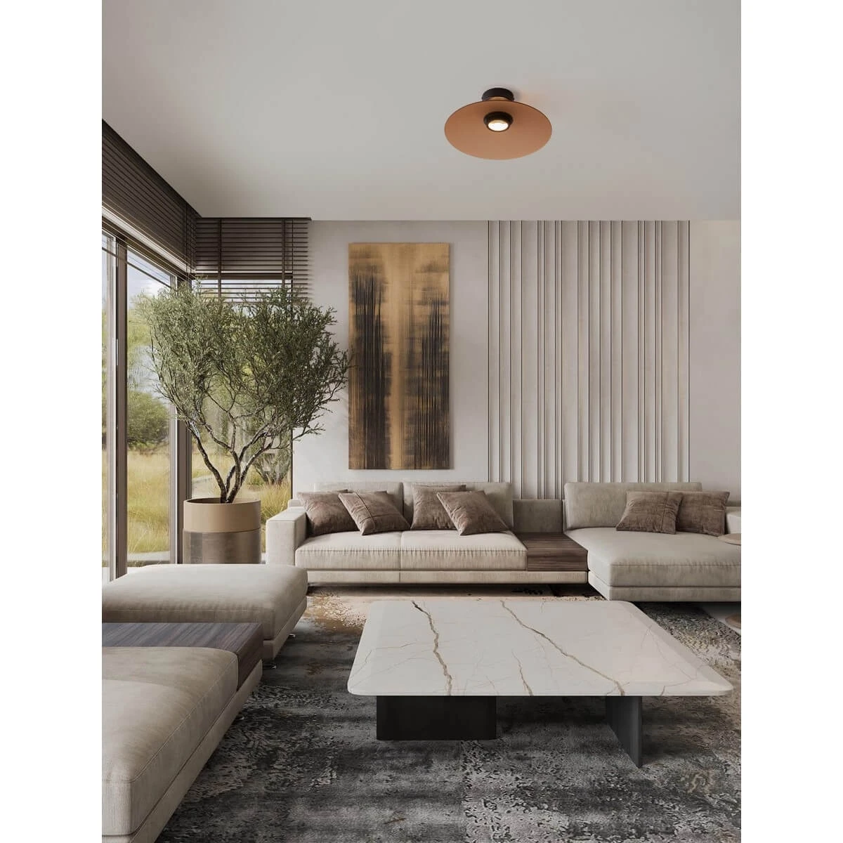 Czarna lampa sufitowa Peca z brązowym kloszem, w stylu nowoczesnym, umieszczona na suficie. Widoczne oświetlenie LED o mocy 12W, w otoczeniu eleganckiego wnętrza z jasnymi sofami i dekoracjami.