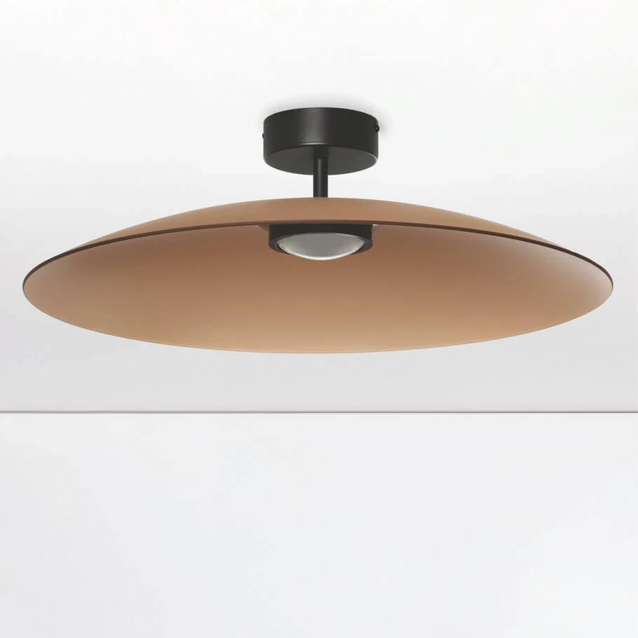 Czarna lampa sufitowa Peca z brązowym, okrągłym kloszem, zamontowana na suficie. W centralnej części widoczna dioda LED o mocy 17W. Klosz ma płaską, szeroką formę, a lampa utrzymana jest w prostym, nowoczesnym stylu.