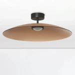 Czarna lampa sufitowa Peca z brązowym, okrągłym kloszem, zamontowana na suficie. W centralnej części widoczna dioda LED o mocy 17W. Klosz ma płaską, szeroką formę, a lampa utrzymana jest w prostym, nowoczesnym stylu.