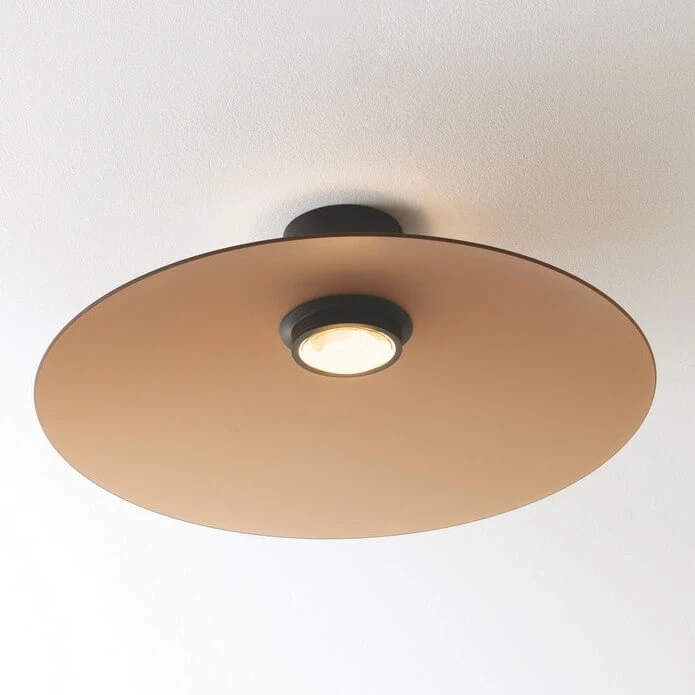Lampa sufitowa Peca z jednym źródłem LED 17W, w kolorze czarnym z brązowym okrągłym kloszem. Ujęcie z dołu, pokazujące gładką powierzchnię klosza i centralne źródło światła. Idealna do nowoczesnych wnętrz.