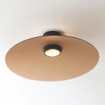 Lampa sufitowa Peca z jednym źródłem LED 17W, w kolorze czarnym z brązowym okrągłym kloszem. Ujęcie z dołu, pokazujące gładką powierzchnię klosza i centralne źródło światła. Idealna do nowoczesnych wnętrz.